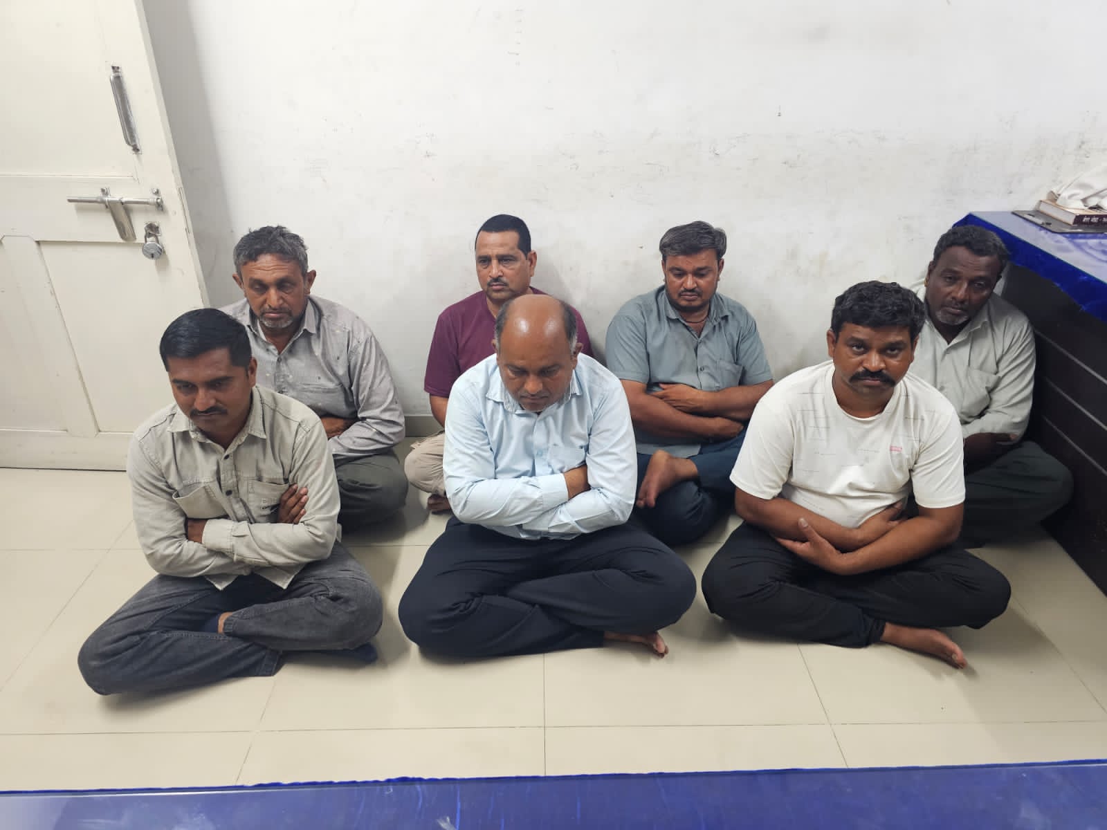 જંગવડમા કૅનાલ કાઠૅ પીપળાના ઝાડ નીચે તીન પતી રોન  રમતા સાત શખ્સો ઝડપાયા બે ફરાર
