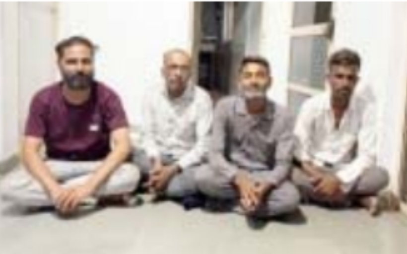 જસદણ નગરપાલિકા પાછળ જુગાર રમતા ચાર શખ્સૉ ઝડપાયા ઍક ફરાર ત્રણ મોબાઈલ રોકડ સહિતનો મુદ્દામાલ જપ્ત 