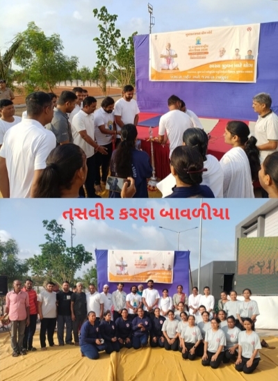 જસદણમાં વિશ્વ યોગ દિન નિમિત્તે પાલિકા પ્રમુખ જીતેન્દ્ર  છાયાણી ભાજપ પ્રમુખ વિજય રાઠોડ એ યોગાસન કર્યા