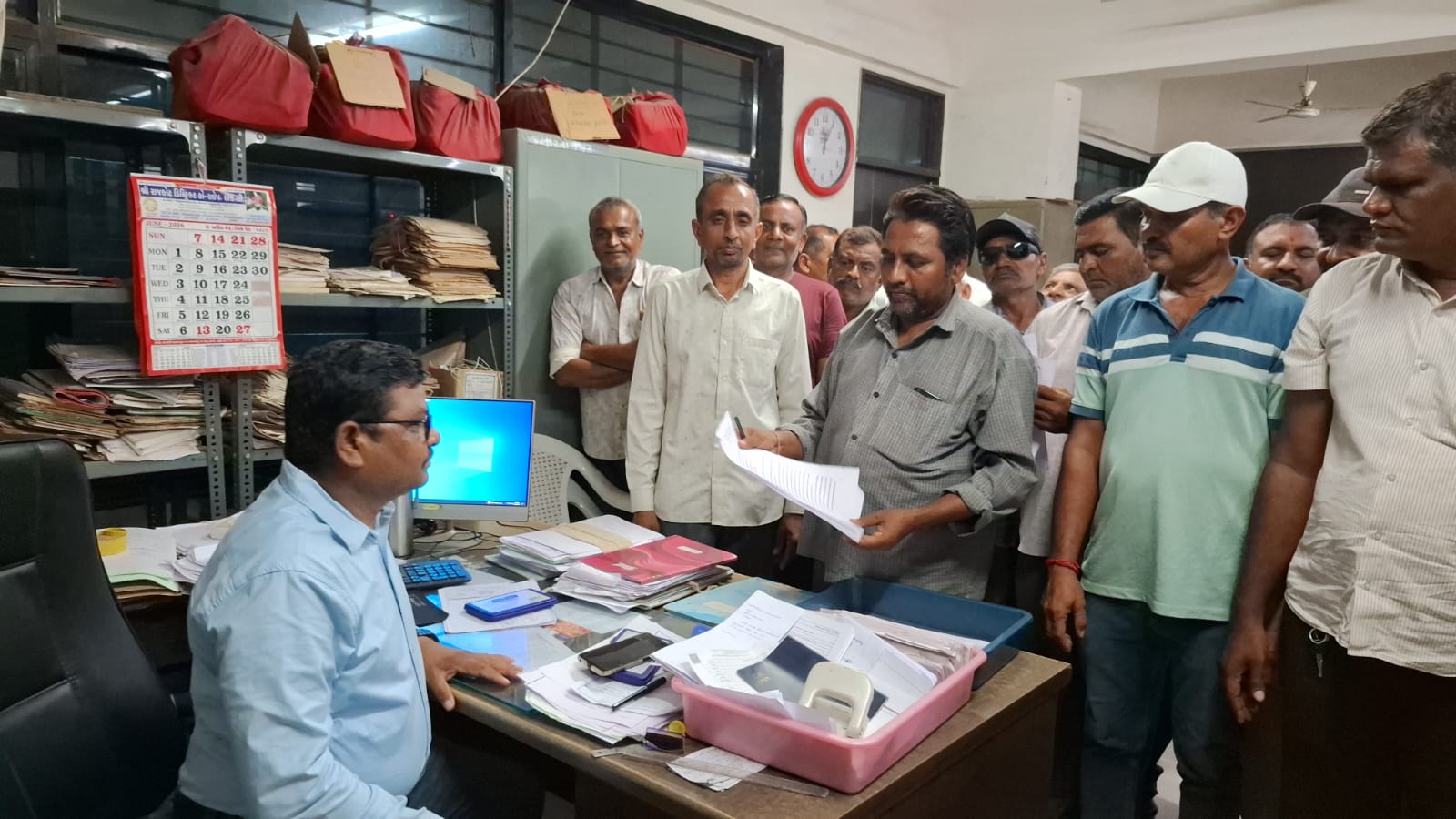 જસદણની આથમણી સીમમાં ભૂંડનો ત્રાસ, પાકને નુકસાન થી ત્રાહિમામ ખેડૂતોએ પ્રાંત કચેરીએ આવેદન પાઠવ્યું 
