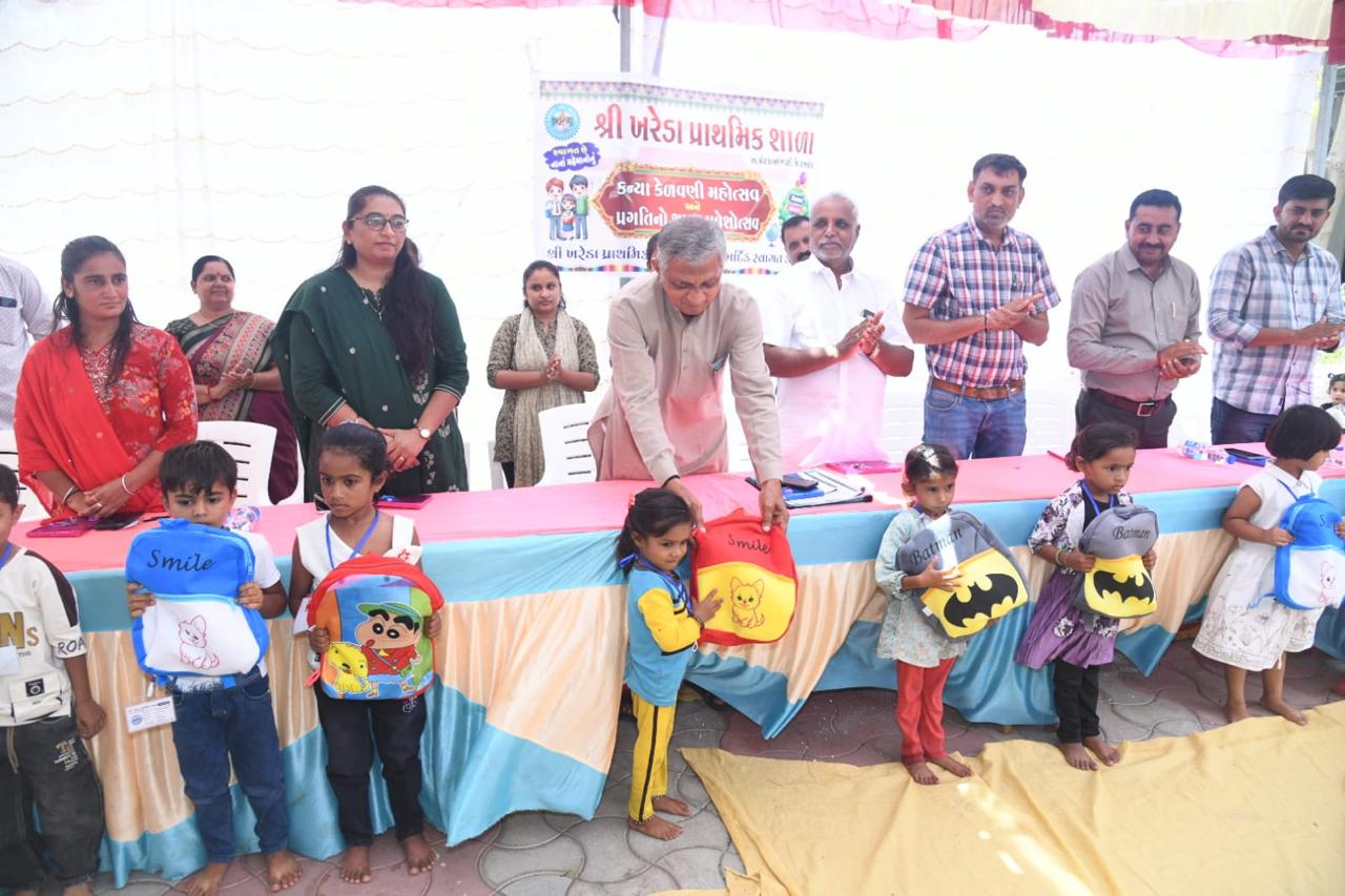 કોટડા સાંગાણીના ખરેડા ગામે કેબિનેટ મંત્રી  કુંવરજીભાઈ બાવળીયાની ઉપસ્થિતિમાં શાળા પ્રવેશોત્સવ યોજાયૉ