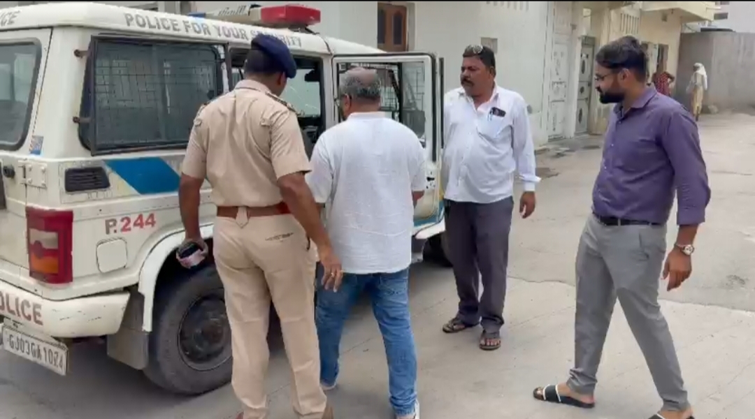 જસદણની આલ્ફા હોસ્ટેલમાં વિદ્યાર્થિના શંકાસ્પદ મોત  મામલૅ પરિવારના બૅદરકારીના  આક્ષેપ બાદ સંચાલક જયસુખ શંખાળવાની ધરપકડ 