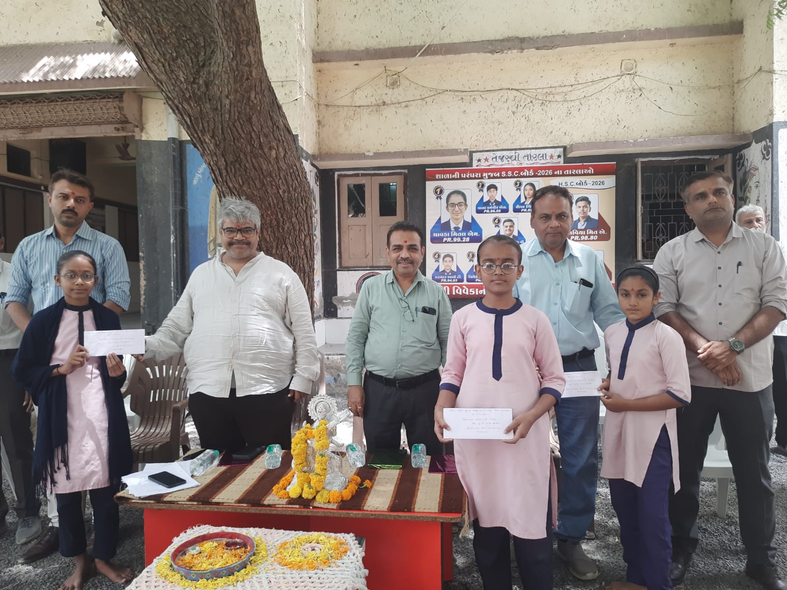 જસદણની  પ્રાથમિક શાળાઑમાં તેજસ્વી વિદ્યાર્થીઓને પાલીકાના કર્મચારી હર્ષદ ઉપાધ્યાયે  રોકડ પુરસ્કાર આપી સન્માનિત કર્યા