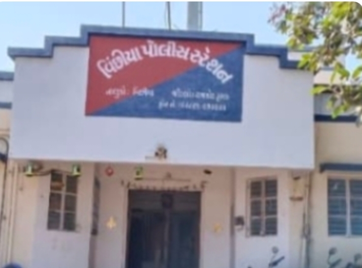 વિછીયાના મોઢુકા રોડ પરથી લોખંડના પાઇપ સાથૅ ફરતૉ શખ્સ તથા પીધેલી હાલતમાં  લથડીયા ખાતા ઇસમૉઇસમૉનૅ ઝડપી કાયદેસરની કાર્યવાહી કરી 