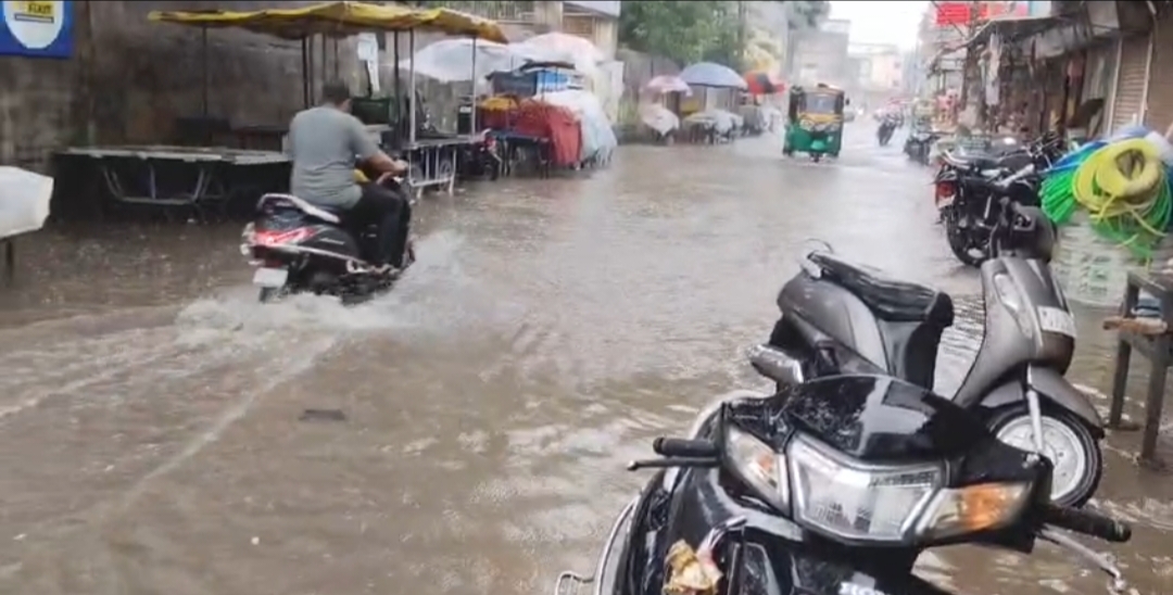 જસદણમાં વરસાદ વરસતા ની સાથે જ પાલિકાની પ્રી મોન્સુનની પોલ ખુલી   શ્રીગેલ માતાના મંદિર સામૅ પાણી ભરાતા લોકોમાં રૉષ