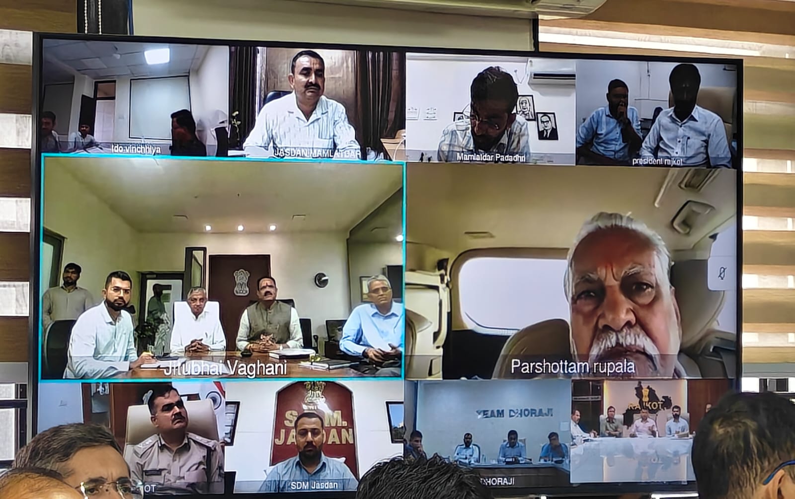 પ્રભારી મંત્રી  જીતુભાઈ વાઘાણી  મંત્રી કુંવરજીભાઇ  દ્વારા રાજકોટ જિલ્લામાં વર્ષાઋતુની પૂર્વ તૈયારીઓની   સમીક્ષા કરી સાંસદ  રૂપાલા પણ જોડાયા હતા 