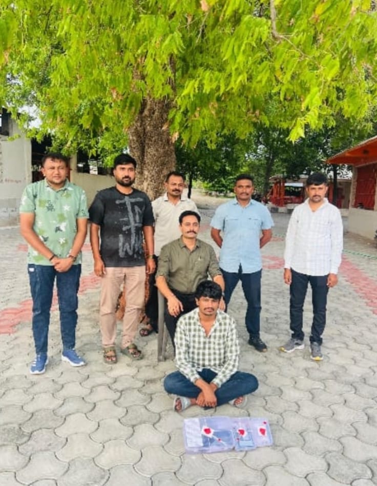 આટકોટમાં  બે પિસ્તોલ ચાર કાર્ટીઝ સાથે કુંદણીનો યુવક ઝડપાયો સપ્લાયર મધ્યપ્રદેશનૉ શકીલ અને વચેટિયૉ બોઘવદરનૉ જયસુખના નામ ખુલ્યા ઝડપી લેવા SOG ની તજવીજ