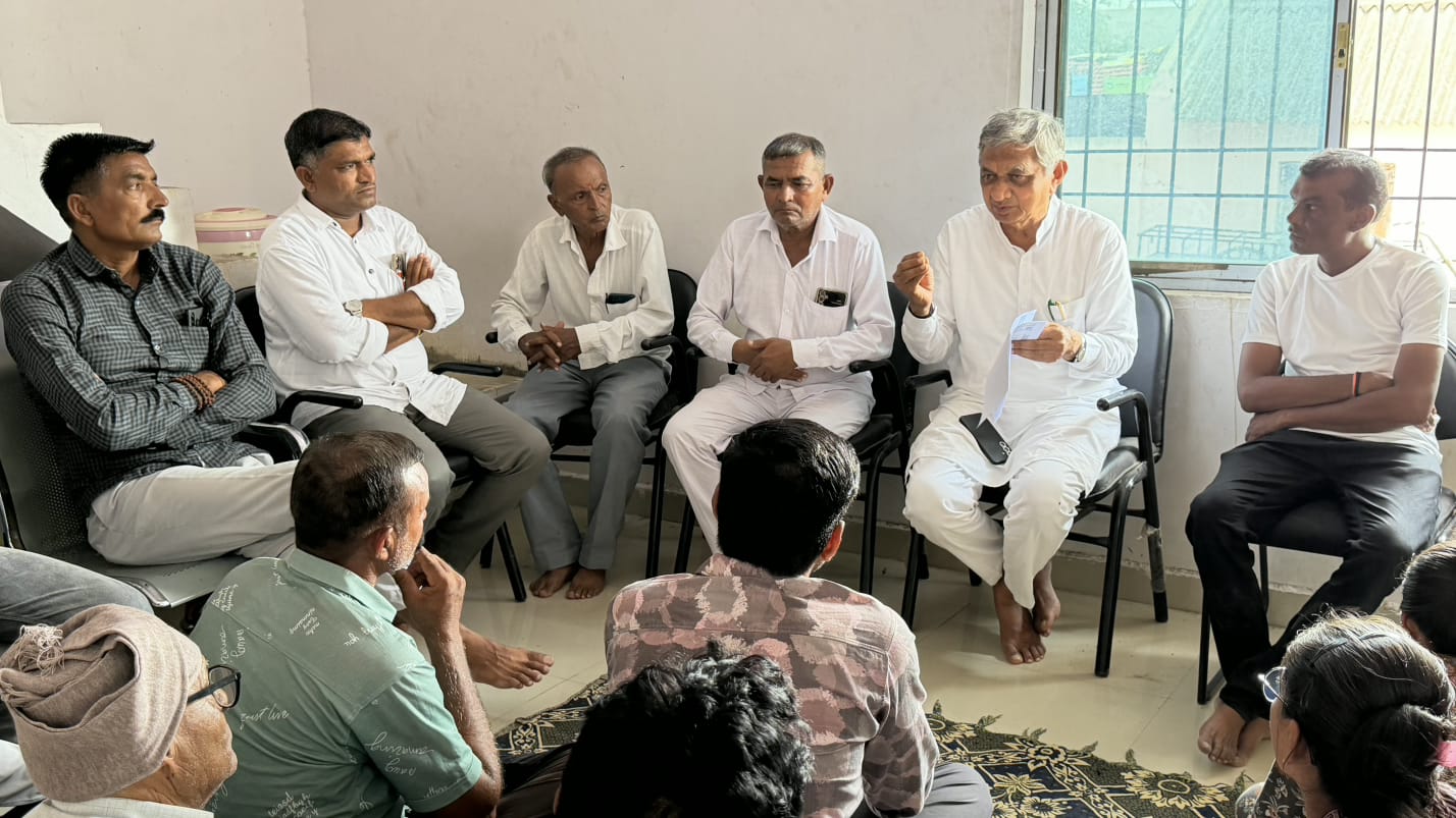 વિંછીયા તાલુકાની વિવિધ ગ્રામ પંચાયતોના ગ્રંથાલયમાં ૫૦૦થી વધુ પુસ્તકો અર્પણ કરતા મંત્રી બાવળીયા 