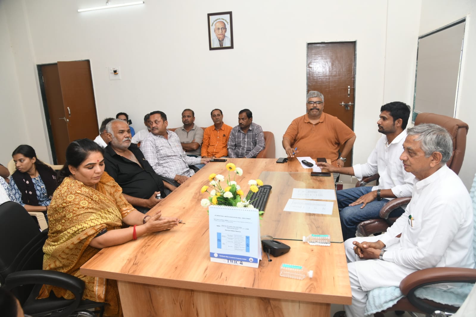 જસદણ નગરપાલિકાના મીટીંગ હોલ ખાતે પદાધિકારીઓ-અધિકારીઓના ધારાસભ્ય કુંવરજીભાઈ એ કલાસ લીધા