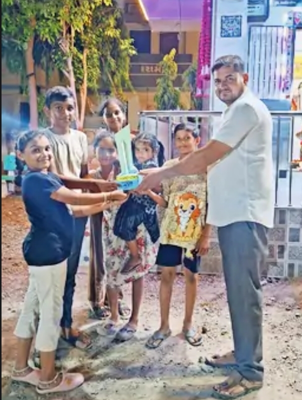 જસદણની સોલીટૅર સોસાયટીમાં  યૉજાયૅલ રાત્રિ પ્રકાશ ક્રિકેટ ટૂર્નામેન્ટમાં શ્રીરામેશ્વર મહાદેવ ઇલેવન બાળ ટીમ વિજૅતા 