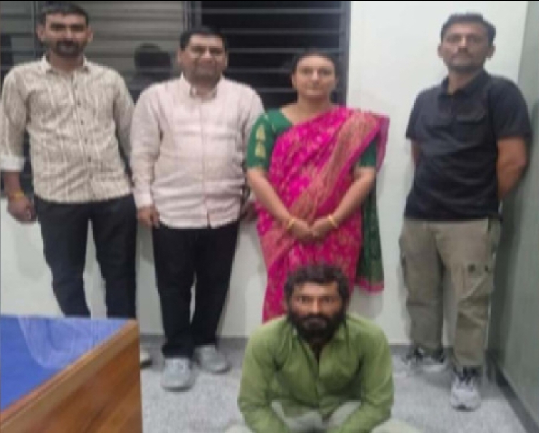 જસદણ પંથકની સગીરાનું અપહરણ કરનાર ગઢડીયા ના શખ્સને પોલીસે ખેડૂતનો વેશ ધારણ કરી દબૉચી લઇ સગીરાને છોડાવી 