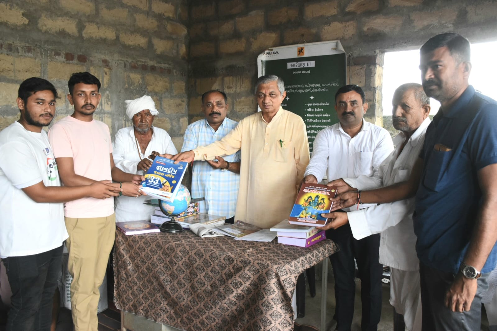 જસદણના કનેસરા અનૅ ભાડલાની ગ્રામ પંચાયત લાઇબ્રેરીને પુસ્તકો અર્પણ કરતા મંત્રી કુંવરજીભાઈ બાવળીયા