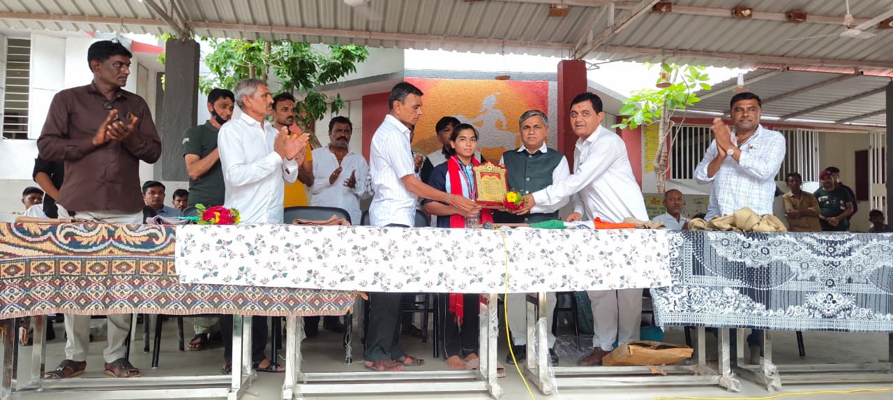 વિંછીયાના મોઢુકા ખાતે પાંચાળની વિરાંગના ઇન્ટરનેશનલ ખેલાડી પૂજા ચારોલીયાને પાંચાળ ગૌરવ એવોર્ડ એનાયત 