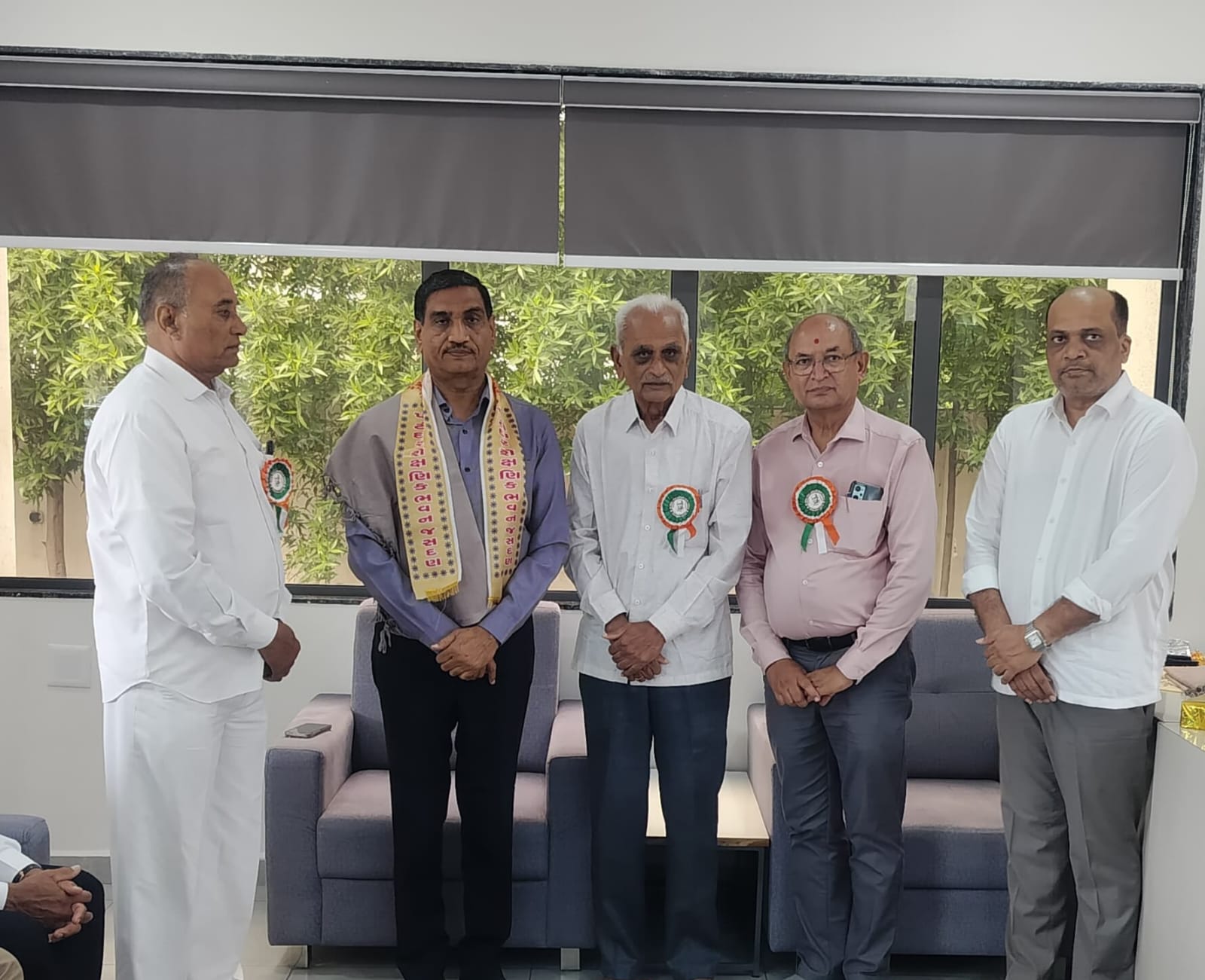 જસદણ પાટીદાર શૈક્ષણિક ભવનની મુલાકાતે આવેલા આગેવાનોનું દિનેશ બાંભણિયા દ્વારા સન્માન
