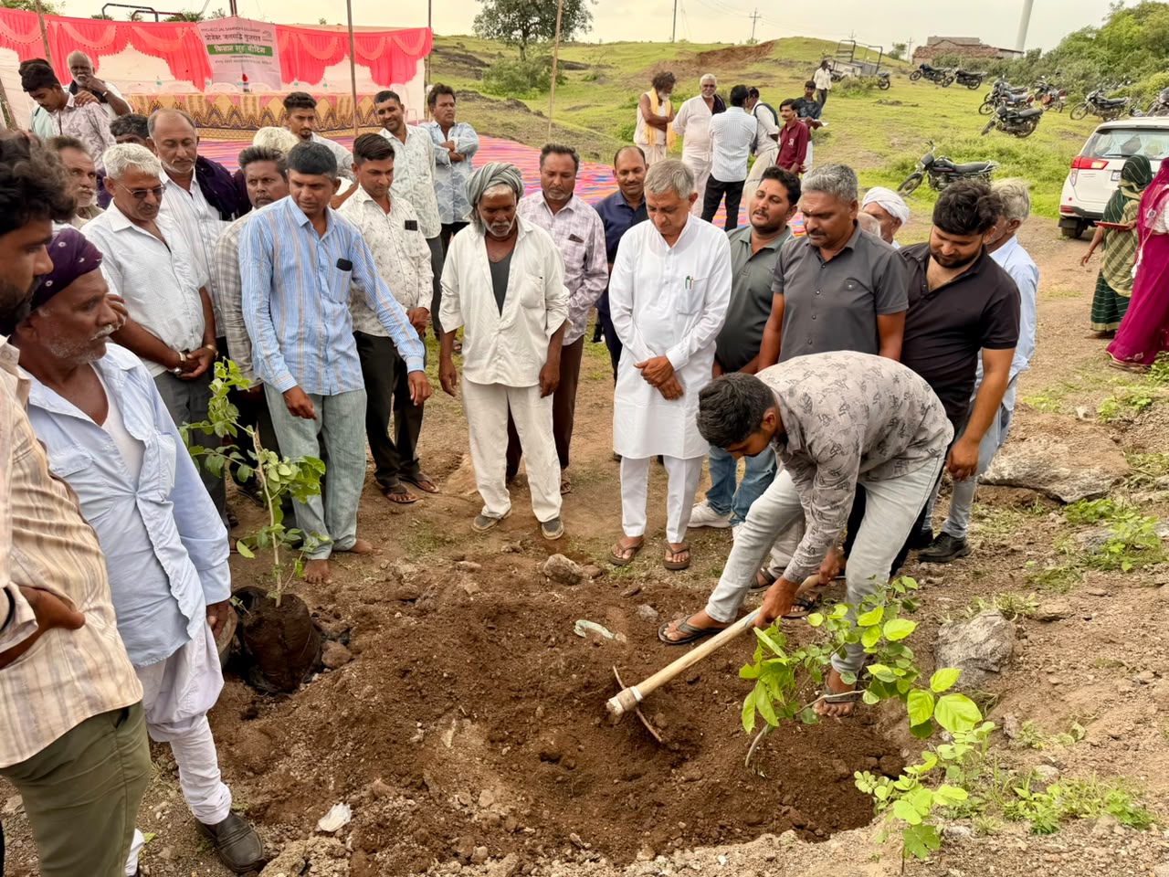 વીંછીયાના ફુલઝરમા ધારાસભ્ય કુંવરજીભાઈ બાવળિયાઍ નવનિર્માણ ઘેલો ગંગોત્રી તળાવનુ  ખાતમુહૂર્ત સાથે વૃક્ષારોપણ કર્યું 