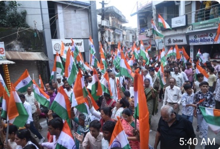 જસદણ-આટકોટમાં મંત્રી  કુંવરજીભાઈ બાવળીયાની ઉપસ્થિતિમાં તિરંગા યાત્રાને પુષ્પવર્ષાથી વધાવતા વેપારીઓ અને નગરજનૉ 
