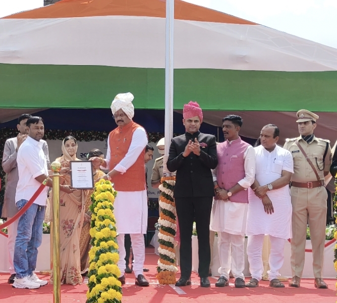 જસદણ વડોદ તાલુકા શાળાના આચાર્ય ગીરીશ બાવળીયા નું ગોંડલ ખાતે કૃષિ મંત્રી જીતુભાઈ વાઘાણીના હસ્તે સન્માન 