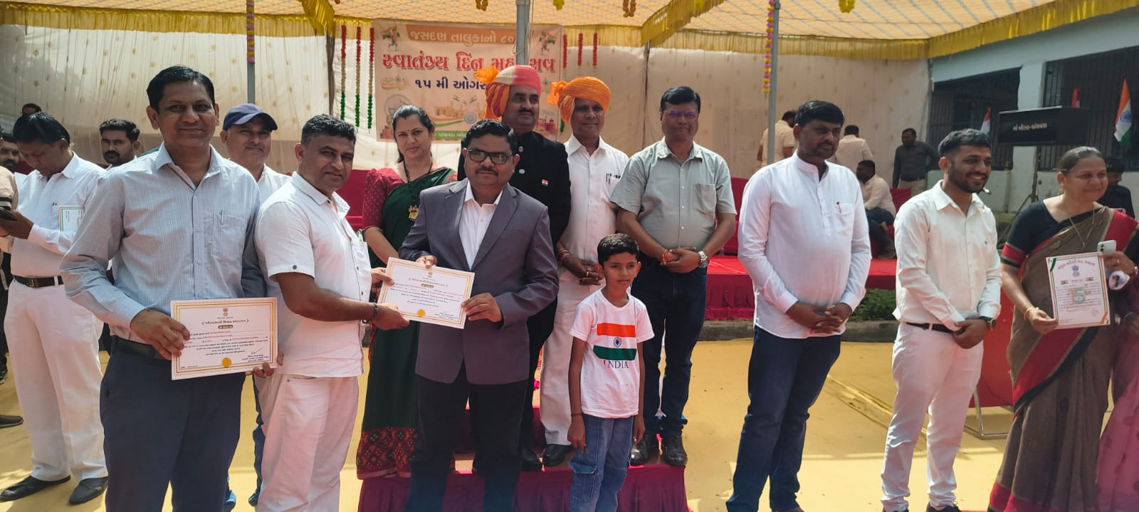 જસદણનાં કડુકા પ્રાથમિક શાળા ના  આચાર્ય સુરેશભાઈ રોજાસરાનું  પાંચવડા ખાતે મામલતદારના હસ્તે સન્માન કરાયું