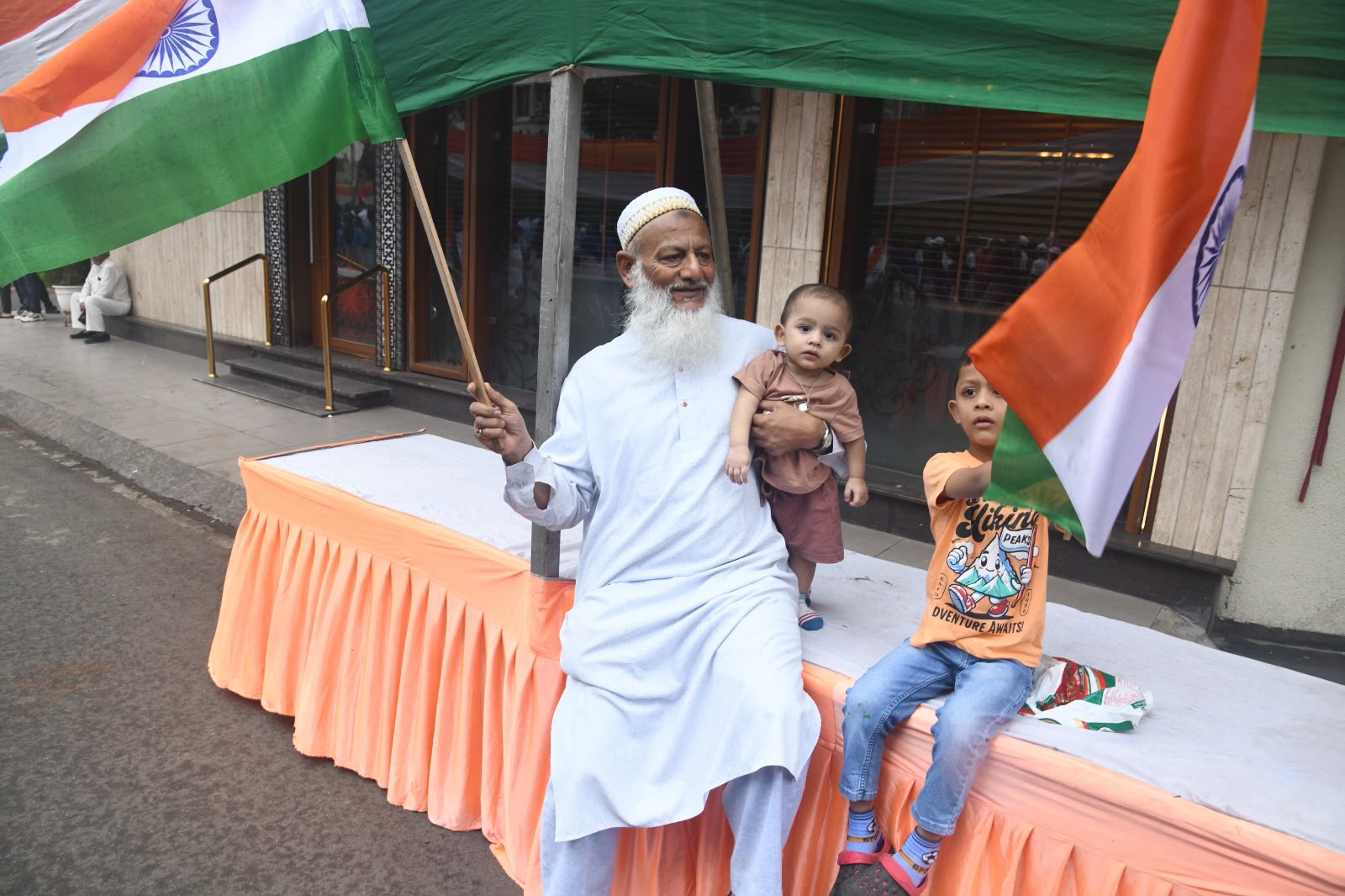 આજૅ વિશ્વ ફોટોગ્રાફી દિવસ કેમેરાની કળા એક  ક્લિકમાં કંડારાઈ દેશભક્તિ સૌહાર્દ અને એકતાની ક્ષણ