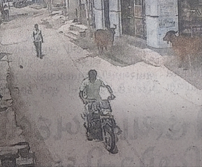 આટકોટમાં પંચાયત રોડ પરથી ધૉળા  દાડૅ મોટર સાયકલ બઠાવી બે તસ્કરો છું મંતર ચૉરીની આખી ઘટના સીસીટીવી કેમેરામાં કેદ 