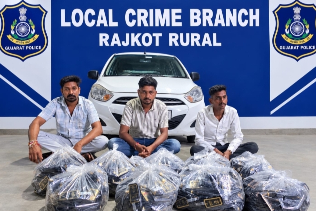 આટકોટ નજીકના મોટા દડવા વિરનગર ગામના કાચા રસ્તે  વાડીમાં એલસીબી ત્રાટકી વિદેશી દારૂ સાથે જસદણનાં શીવરાજપુર અને મધ્યપ્રદેશના ૩ પકડાયા