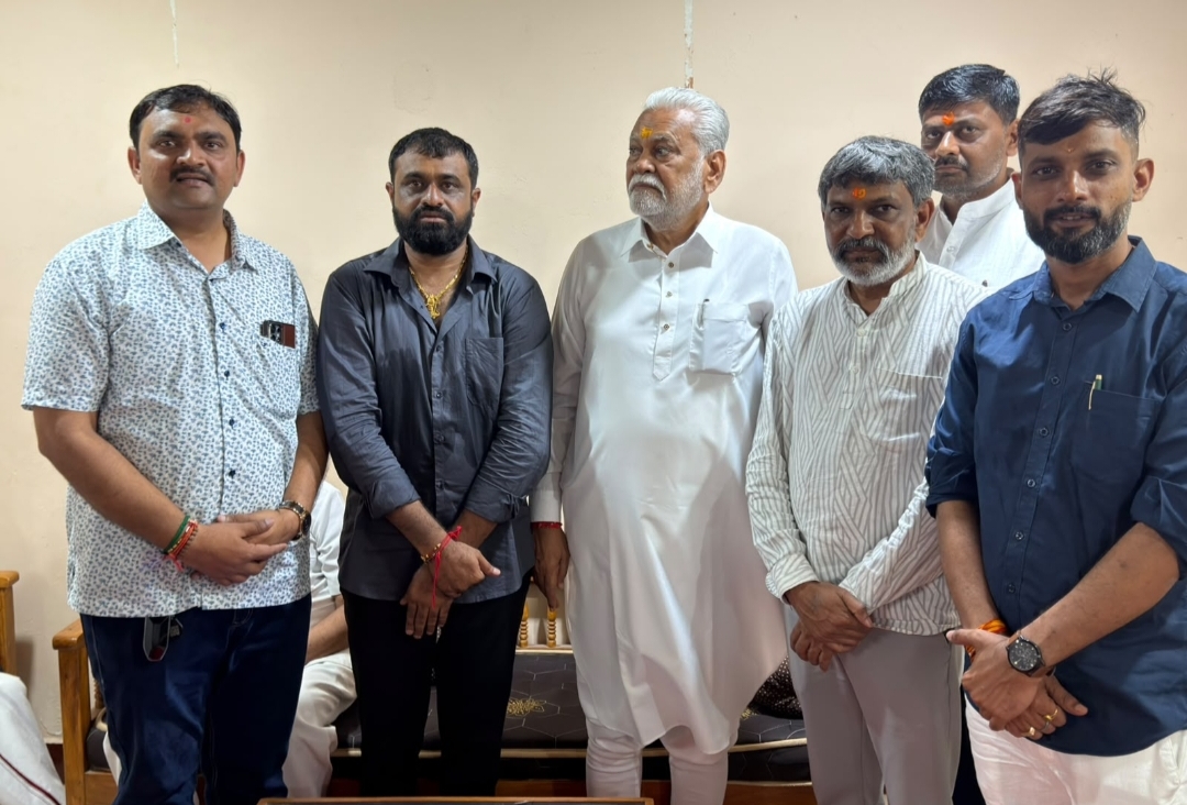 શ્રી ઘેલા સોમનાથ દાદાને  વરણીરાજ હોટલ વાળા ઘનશ્યામ અમૃતભાઈ સતાણી પરિવારે શ્રાવણના અંતે દાદા ને થાળ ધરી ધ્વજા રૉહણ કર્યું સાંસદ રૂપાલાઍ હાજરી આપી
