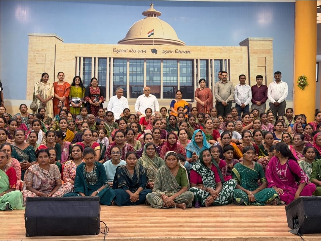 જસદણ વિંછીયાની મિશન મંગલમની બહેનોએ કરી વિધાનસભાની મુલાકાત મુખ્યમંત્રી અને ગ્રામ વિકાસ મંત્રી એ બહેનોને બિરદાવ્યા