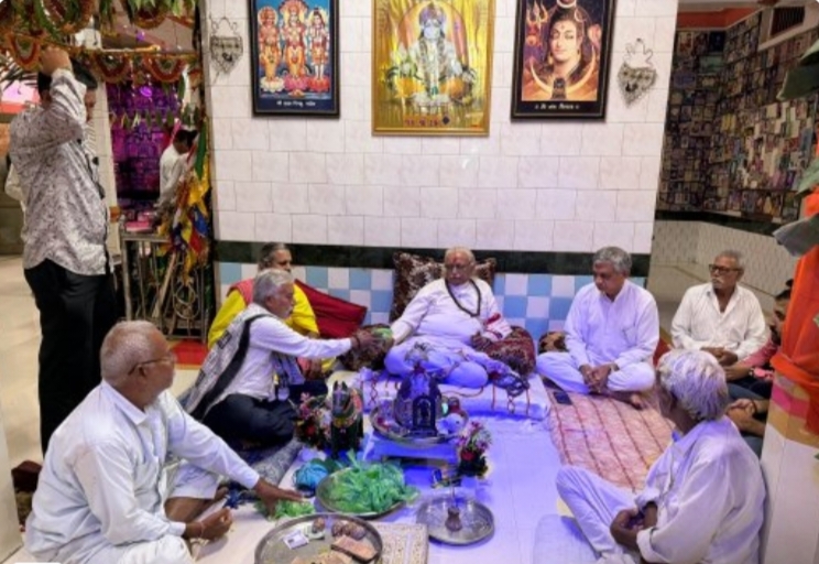 વીંછિયાના અમરાપુર સતરંગ ધામ ખાતે ભાદરવી બીજ નિમિત્તે સાંસ્કૃતિક લોકડાયરા ધૂન ભજનમા મંત્રી બાવળીયાઍ  ઉપસ્થિત રહી હરિરામબાપુ ના આશીર્વાદ મેળવ્યા 