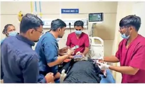 સરધાર ગામ પાસૅ હાઈવે પર  અલ્ટૉ કાર પલટી ગઈ કારમાં સવાર 3 નૅ  ઈજાઓ થતાં આટકોટ કે ડી પી હોસ્પિટલમાં સારવાર અપાઇ 