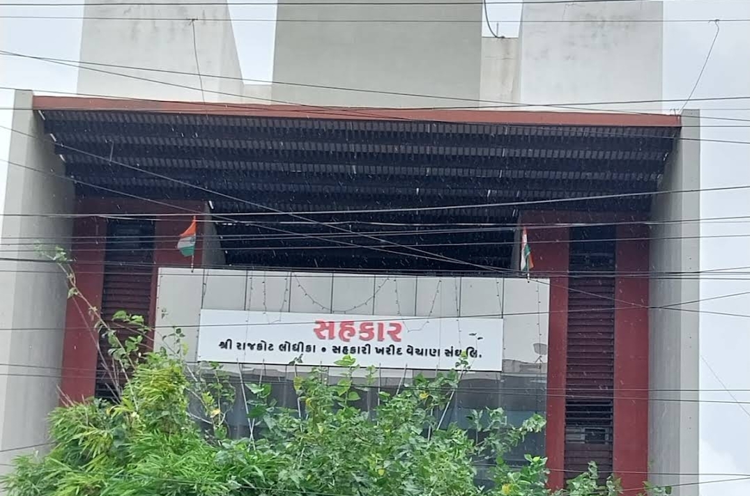 કંડોરણાના જ ભાજપના આગેવાનોનો પત્ર વાયરલ ભાજપમાં લડાઈ ખુલ્લી હવે રાદડીયા સામે લેટરબોંબ