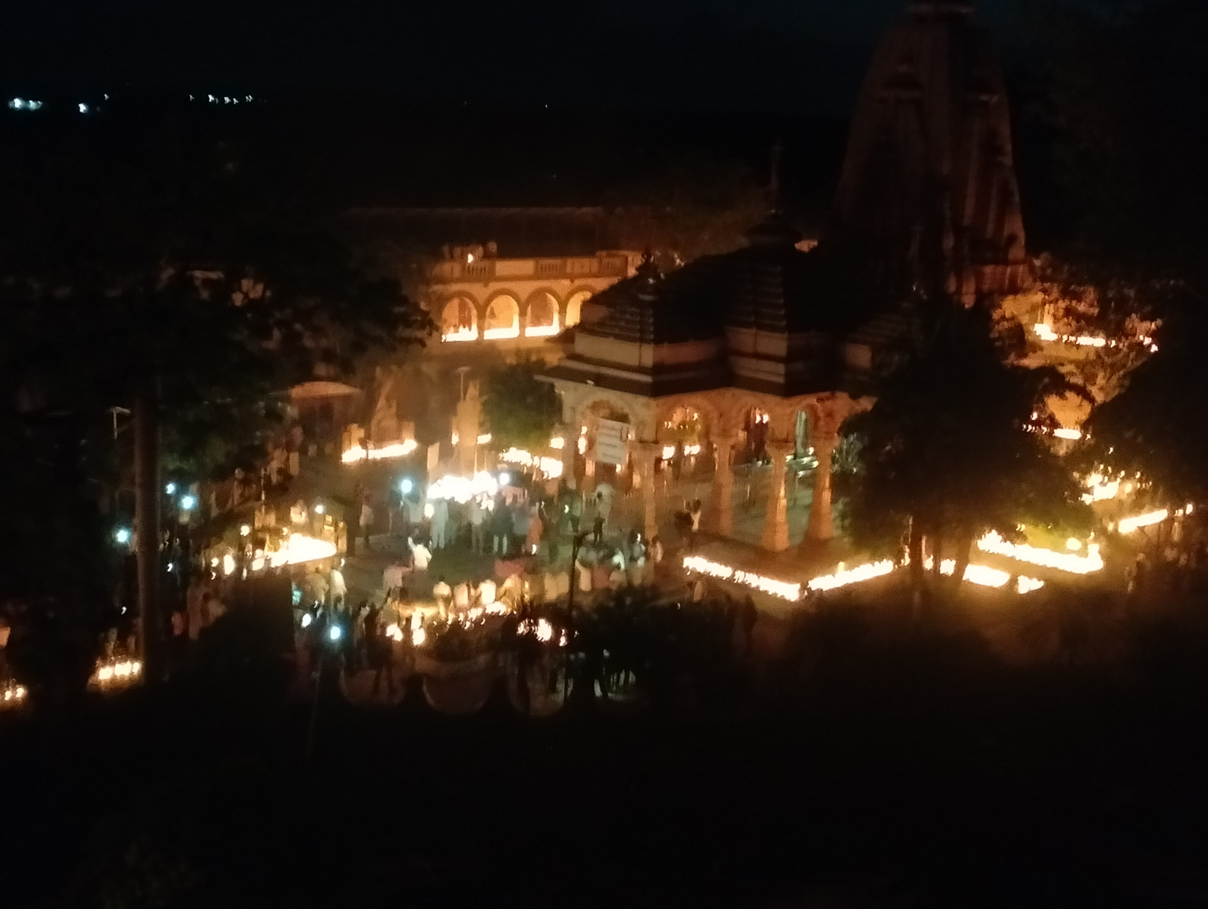 સેવા સંકલ્પ અભિયાન હેઠળ મંત્રી કુંવરજીભાઈ ની ઉપસ્થિતિમાં ઘેલા સોમનાથ મંદિર પરિસર આશરે ૨૫ હજાર દીવડાઓના પ્રકાશથી ઝગમગી ઉઠ્યું
