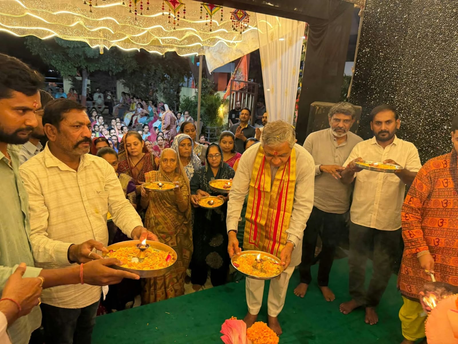 જસદણ શહેરના વિવિધ ગણેશ મહોત્સવમાં  મંત્રી કુવરજીભાઈ બાવળીયા એ હાજરી આપી વિઘ્નહર્તા દેવની દિવ્ય આરતી પૂજાનો લાભ લઇ ધન્ય થયા