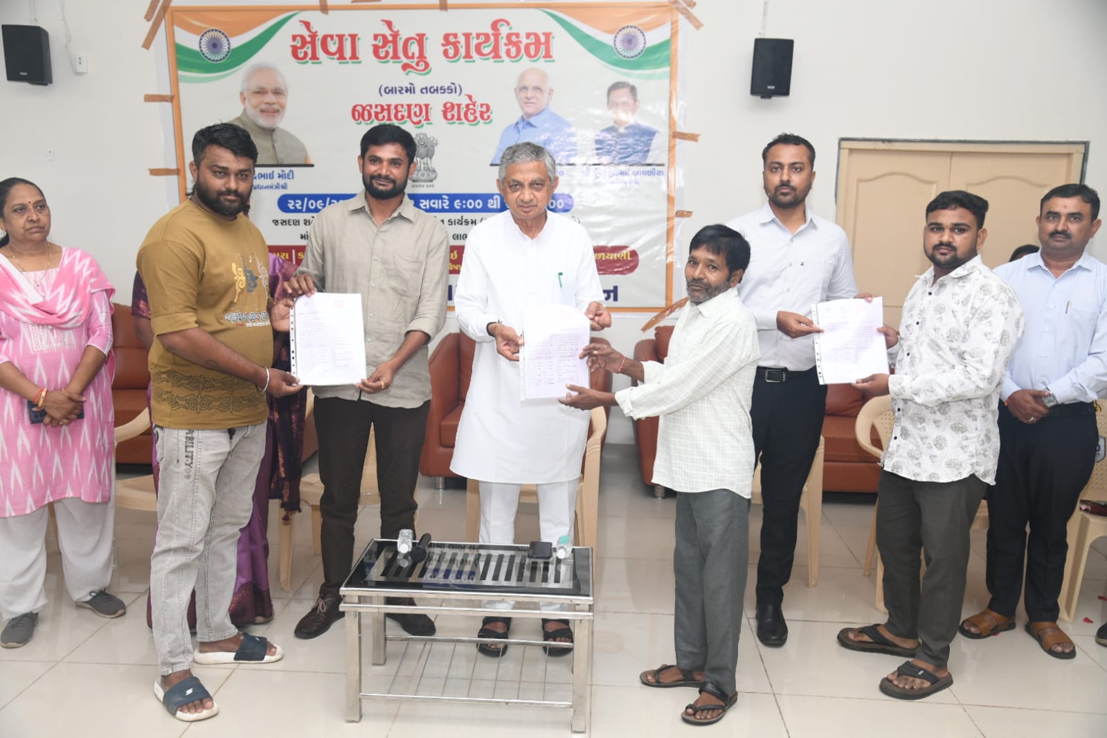 જસદણ પાલિકા ખાતે મંત્રી કુંવરજીભાઈ બાવળીયાના અધ્યક્ષ સ્થાને સેવા સેતુમાં શહેરી લાભાર્થીઓને રૂ, 53 કરોડથી વધુના આવાસ સહિતની વિવિધ યોજનાઓના લાભ મળ્યા