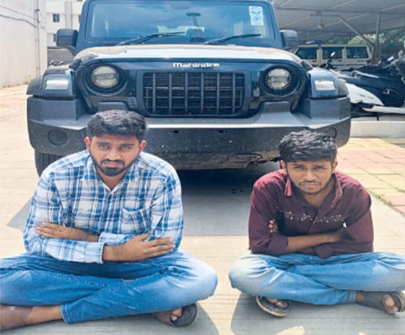 જસદણના આટકોટ અને ધોરાજીના શાતિર શખ્સોએ થાર ભાડે લઈ ડુપ્લિકેટ ચાવી બનાવી ચોરી લીધી તી બંને ભેજાબાજોનૅ ક્રાઈમ બ્રાન્ચે દબોચી  લીધા