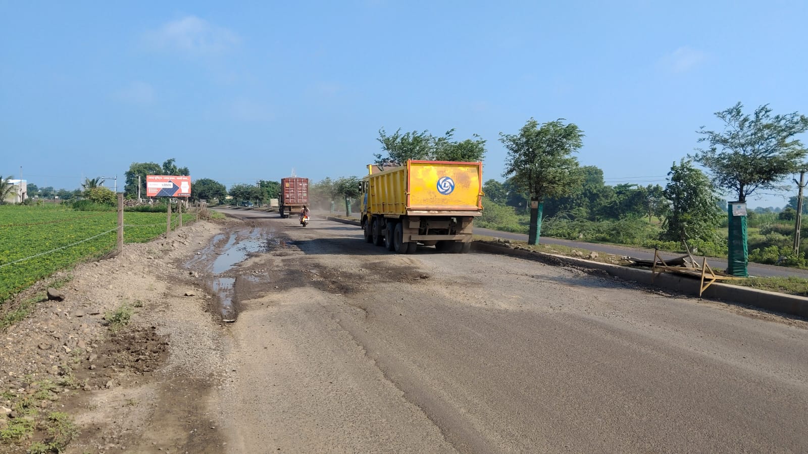 આટકોટ વીરનગર વચ્ચે રાજકોટ ભાવનગર  હાઇવે પરનો મહાકાય મોતનો ખાડો તંત્ર ઍ બુરી દેતા વાહન ચાલકોનૅ રાહત નાના મોટા ખાડા યથાવત