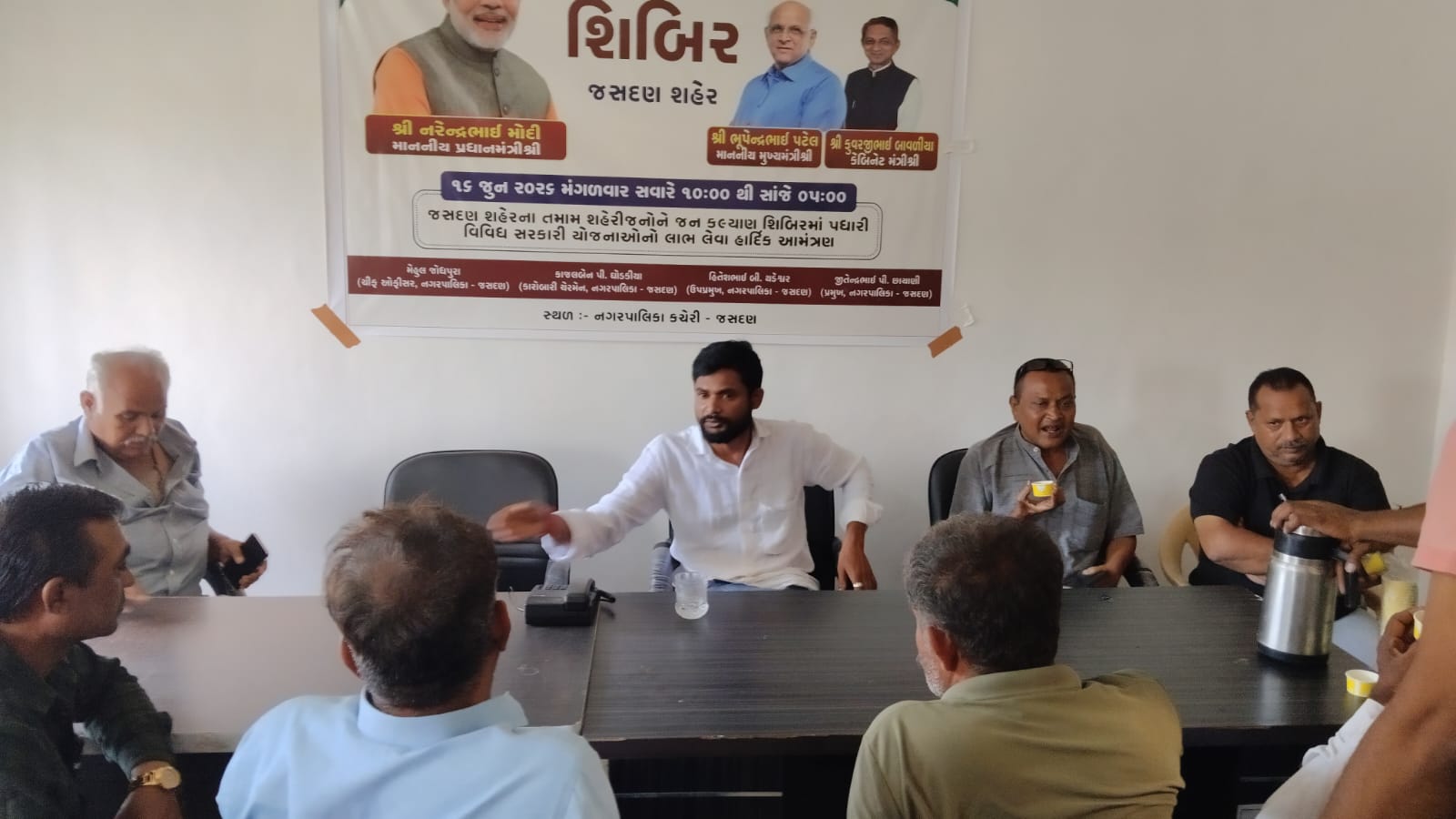 જસદણમાં ખારીના ખેડૂતોએ  ભૂંદણાના ત્રાસ  અંગેની ફરિયાદ કરતા ભૂંડ પકડ પાર્ટી સાથે ટીમ ખારીમાં પહોંચી પરંતુ ભૂંડ ક્યાંય જોવા જ ન મળ્યા 