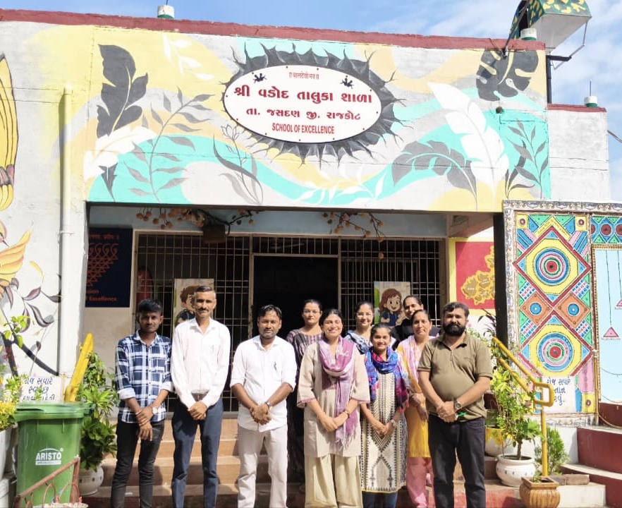 જસદણના વડોદ તાલુકા શાળાની શિક્ષણમંત્રી  રિવાબા જાડેજાઍ શુભેચ્છા મુલાકાત લીધી બાળકો સાથે વિવિધ રમતૉ પણ રમ્યા