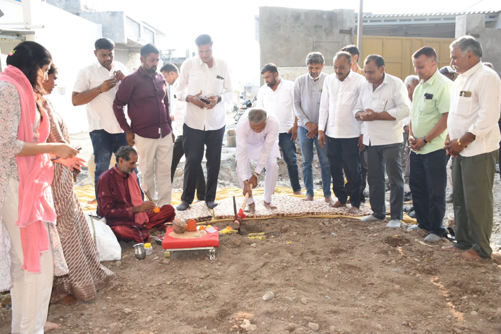 જસદણના નવા જસાપર અને જુના જસાપર ગામનૅ જોડતા મહત્વના સીસી રોડ અને બ્રિજનું રૂ,૨,૪૦ કરૉડના ખર્ચે ખાતમુહૂર્ત  કરતા મંત્રી કુંવરજીભાઈ બાવળીયા 