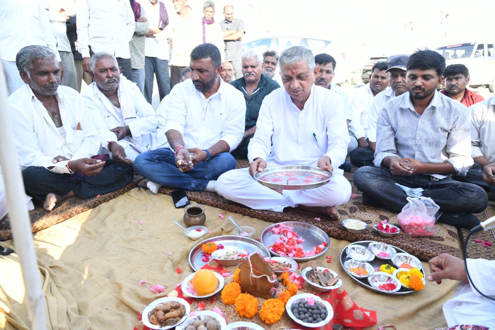 જસદણના બોઘવદર કુંદણી અનૅ વિછીયાના નવાગામ સોમલપરમા રૂ. ૬૨૫ લાખના ખર્ચે ત્રણ રોડના મંત્રી કુવરજીભાઈ બાવળીયાના હસ્તે ખાતમુહૂર્ત કરાયા