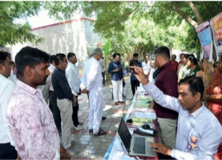 વિંછીયાની  જીનપરા પ્રાથમિક શાળા ખાતે યોજાયેલા 'સેવા સેતુ' કેમ્પની મંત્રી કુવરજીભાઈ બાવળીયાએ મુલાકાત લીધી