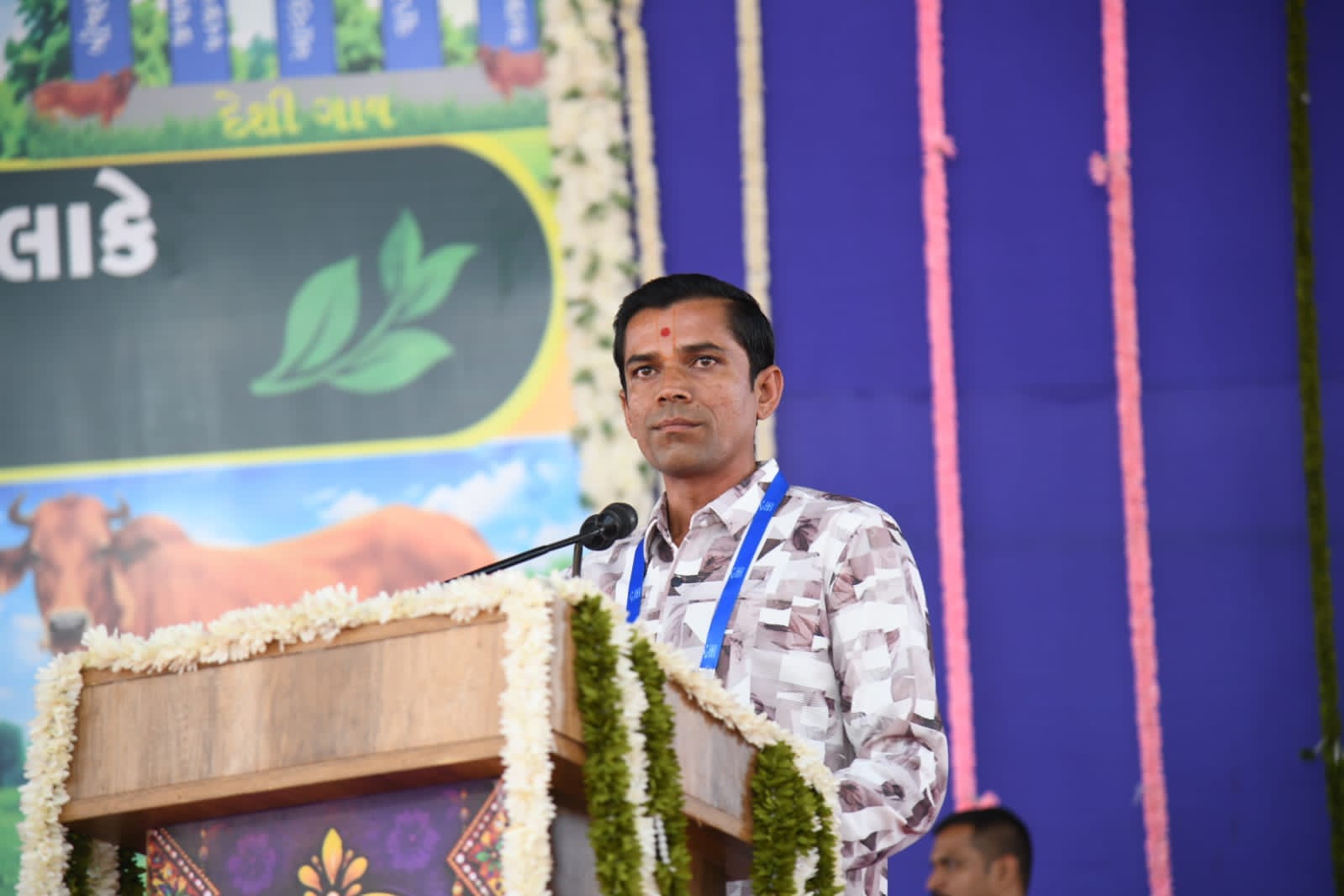 સરધાર હરેકૃષ્ણ પ્રાકૃતિક ફાર્મ પ્રાકૃતિક ખેતી અપનાવવાથી રાસાયણિક ખેતીની સરખામણીએ ખેડૂતોની આવક બમણી થઈ શકે છે  અંકિતભાઈ ઢાકેચા