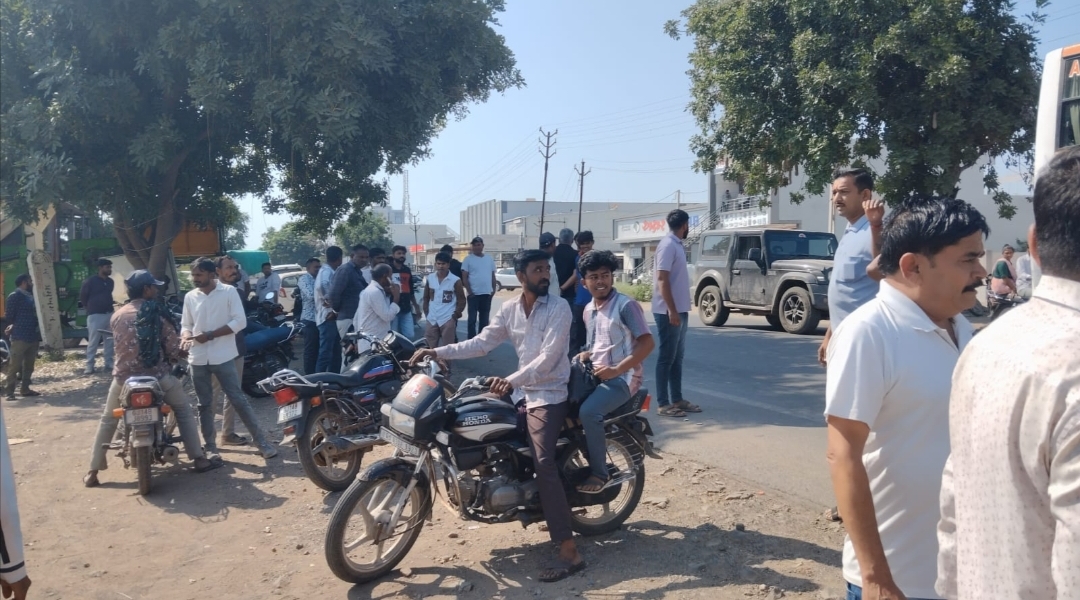 જસદણના જુના બસ સ્ટેન્ડ થી બાયપાસ રોડ સુધીમાં નશામાં ધૂત કાર ચાલકે અનેક વાહનોને અડફેટે લીધા 112 ની ટીમે ચાલકને ઝડપી કસ્ટડીમાં લીધો