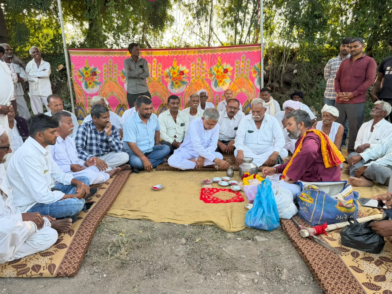 જસદણના શાંતિનગર (રાજવડલા-જસ)થી કુંદણી રોડના કામનું મંત્રી કુંવરજીભાઈ બાવળીયા ના હસ્તે ખાતમુહૂર્ત કરવામાં આવ્યું