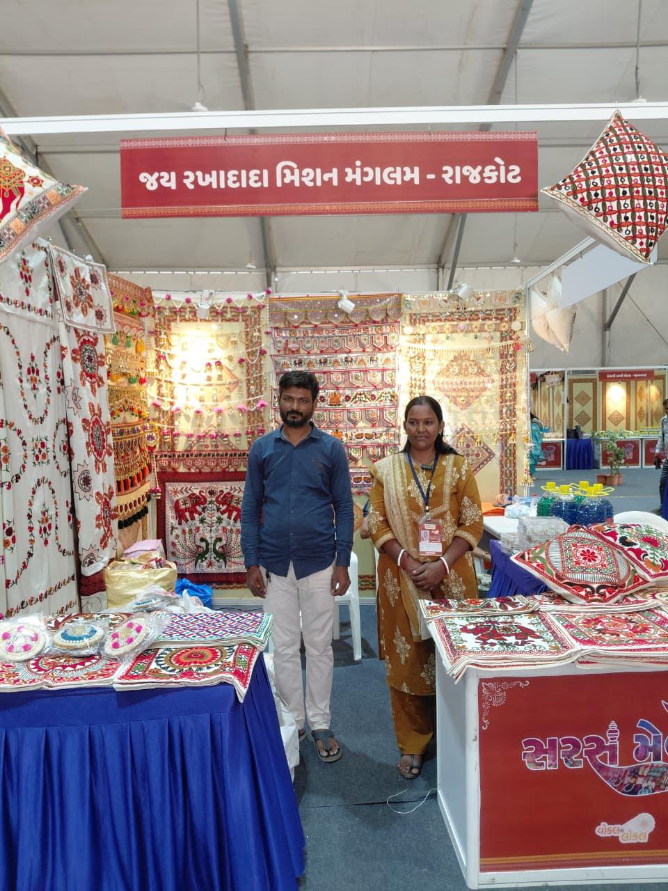 વીંછીયા આંકડિયાના જય રખાદાદા મિશન મંગલમ જૂથના સભ્ય મીનાબેન લોરીયા સરસ મેળાના માધ્યમથી  ખુશ સ્વનિર્ભરતાના શિખરો સર કરતી નારી શક્તિ