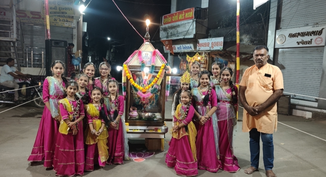 જસદણના મોતી ચોકની પ્રાચીન ગરબીમાં 95 વર્ષથી હિન્દુ સંસ્કૃતિનો વારસો જીવંત વિવિધ પ્રકારના પ્રાચીન રાસ ગરબાની રમઝટ બોલે છે