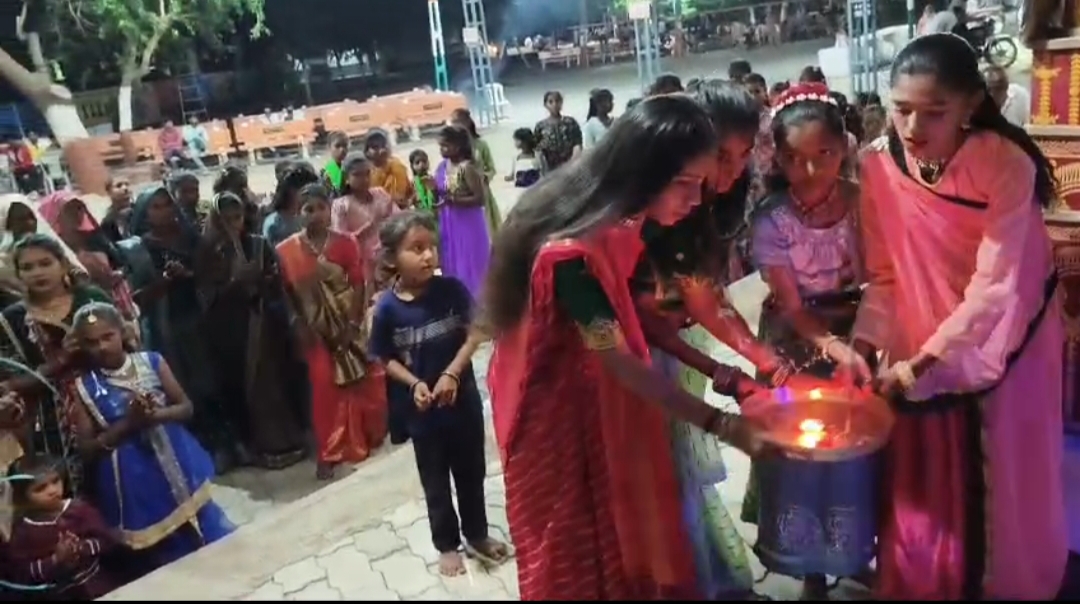 જસદણના રામેશ્વર મંદિર ખાતે અનોખી  ગરબી ખેત મજુર પરિવાર ની 100 જેટલી શ્રમિક બાળાઑનૅ ગરબે રમાડે છે  રોજ લહાણી અને અલગ અલગ નાસ્તો કરાવાય છે