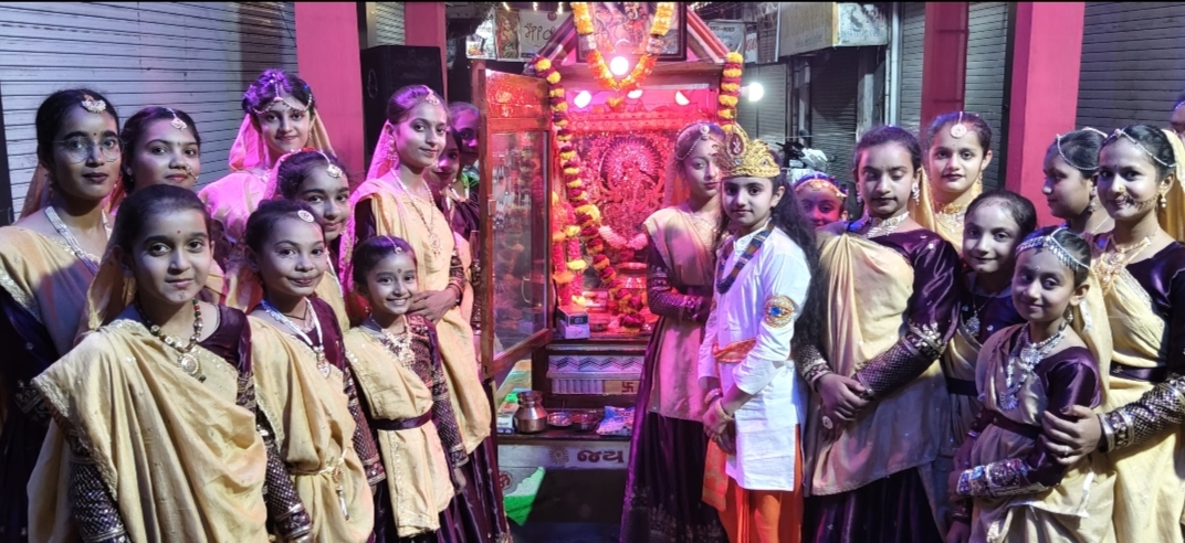 જસદણની મૅઇન બજારમાં 111 વર્ષ જૂની પંચ બ્રાહ્મમણ ગરબીમાં પ્રાચીન  રાસ ગરબાનૉ પ્રારંભ શક્રાદય સ્તુતિ, શાસ્ત્રોક્ત વિધાનથી થાયછૅ 