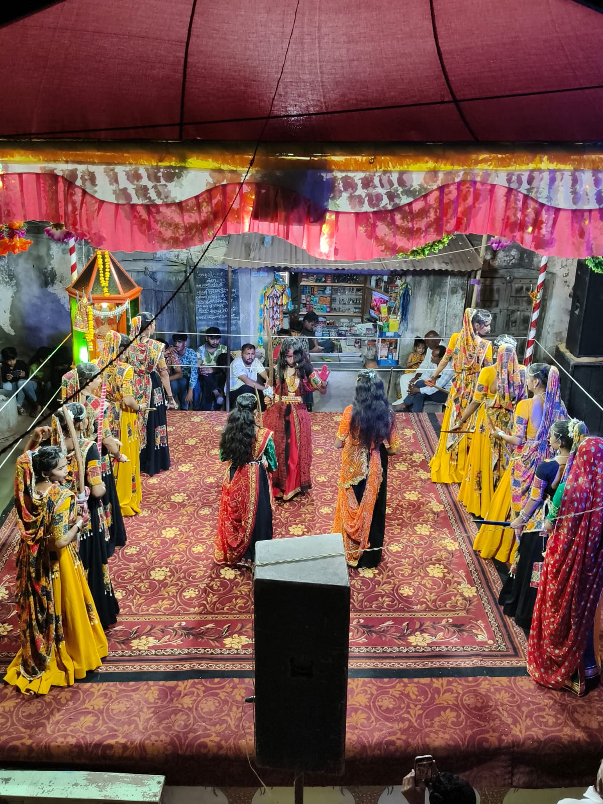 ભાડલામાં હિંદુ મુસ્લિમ એકતાનું પ્રતિક  65 વર્ષ જૂની શ્રી નવદુર્ગા ગરબી મંડળમાં હિન્દુ મુસ્લિમ બાળઓ દેશી ઢોલના તાલે પ્રાચીન ગરબા ની રમઝટ બોલાવે છે