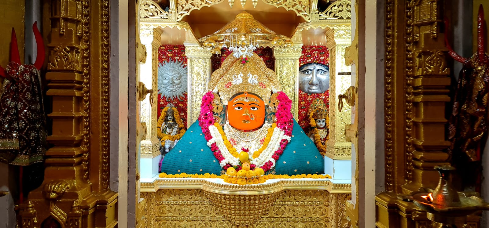 રાંદલના દડવામા બિરાજમાન રવિરાંદલ ધામમાં નવરાત્રી પૂરતું જ નહીં પણ દર રવિવારે અને મંગળવારે રાસ ગરબાની રમઝટ બોલે છે 