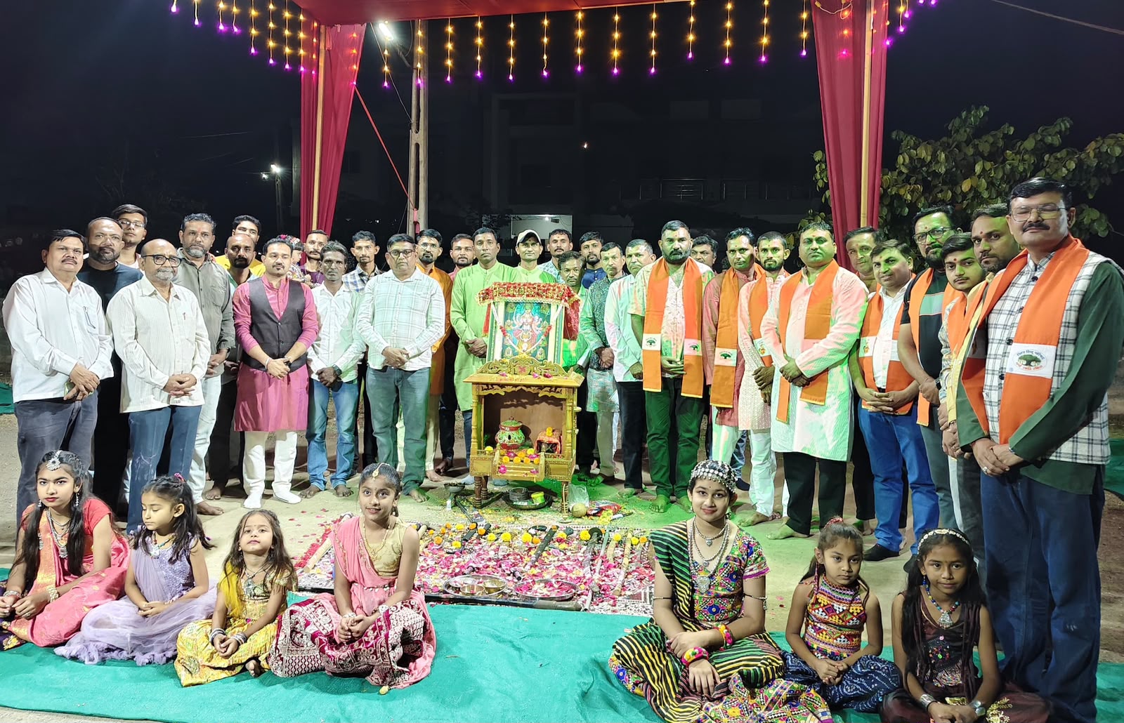 જસદણની મોહનનગર સોસાયટી ખાતે રાષ્ટ્રીય સ્વયં સેવક સંઘ વિશ્વ હિન્દુ પરિષદ અને બજરંગ દળના ઉપક્રમે શસ્ત્ર પૂજન કરવામાં આવ્યું